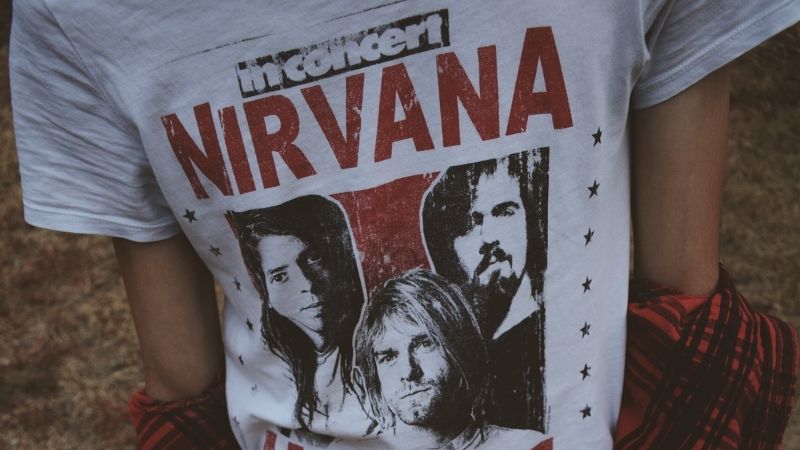 Las camisetas de grupos rockeros son una de las formas de vestir con un toque alternativo.