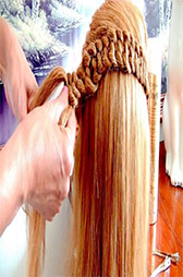 El peinado diadema del pony, se basa en una trenza que podemos recoger o dejar suelta.